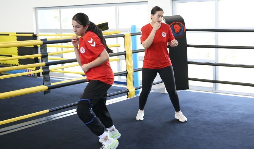 Milli boksörler Melisa Eroğlu ve Sudenaz Aydemir Avrupa şampiyonluğu için ringe çıkıyor