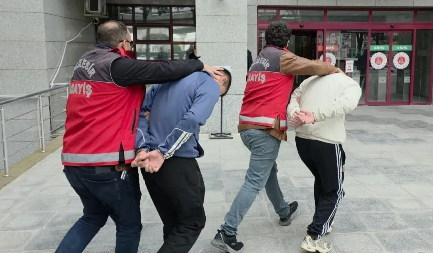 Balıkesir'de 13 düzensiz göçmen yakalandı, 1 şüpheli tutuklandı