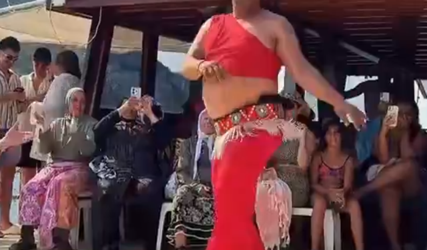 Marmaris’te tur teknesindeki ilginç eğlence görüntülendi