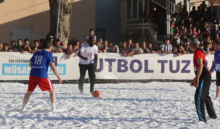 Pascal Nouma bile şaşırdı! Dünyada bir ilk! Türkiye'de sadece bu şehirde: Tuz saha üzerinde futbol maçı