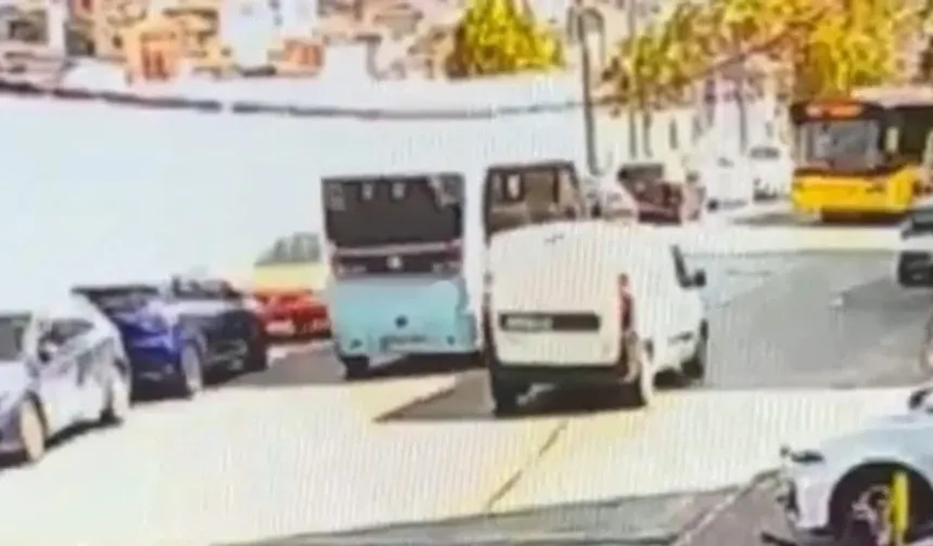 Kağıthane'de faciadan dönüldü! Minibüs İETT otobüsüne böyle çarptı