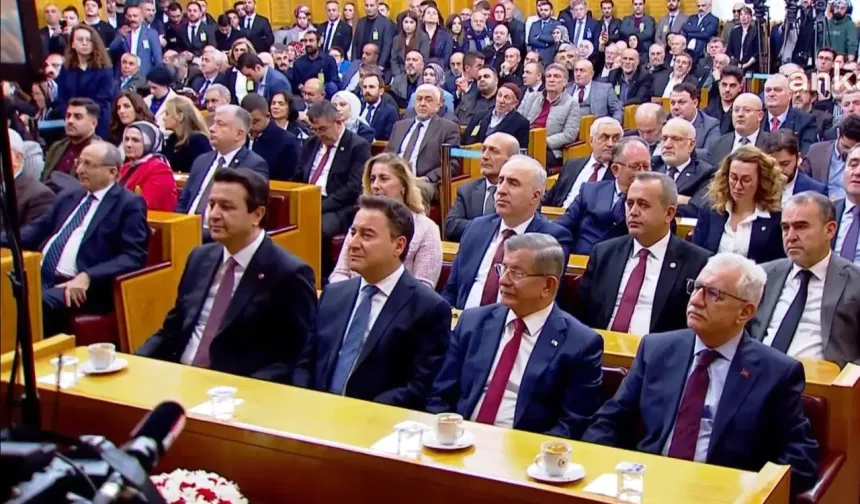Yeni Yol Partisi'nde sandalye hareketliliği: Kritik istifa ve katılım