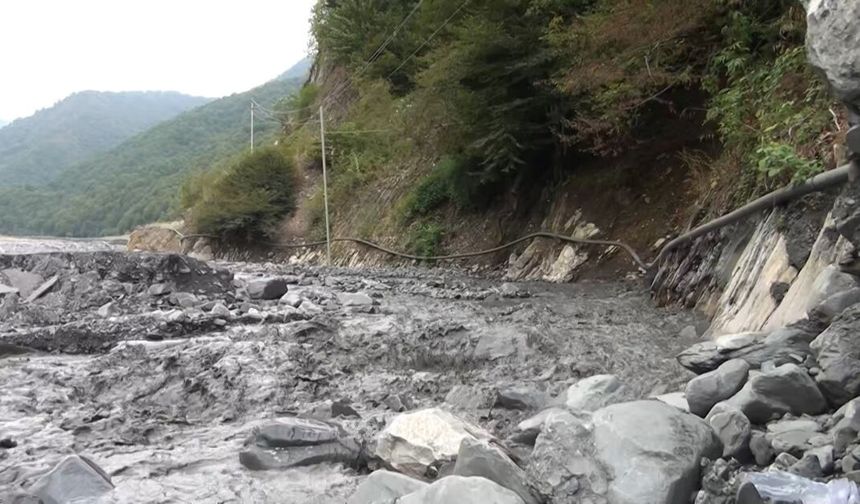 Gebele’de şiddetli sel: Laza yolu kullanılamaz hale geldi!