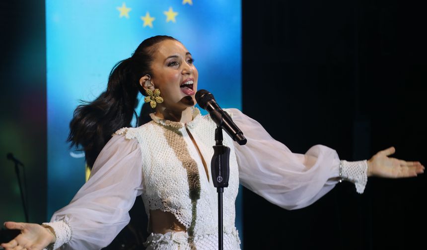 Karsu Hatay'da dayanışma konserinde sahne aldı