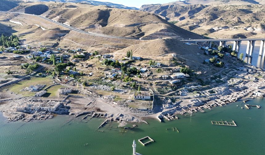 Kars’ta baraj suları çekildi, yıllardır su altında kalan köy ortaya çıktı