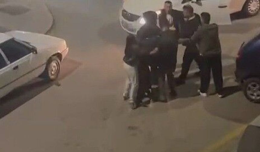 Tartışma bir anda kavgaya dönüştü! Bıçaklı saldırıyı çevredekiler engelledi