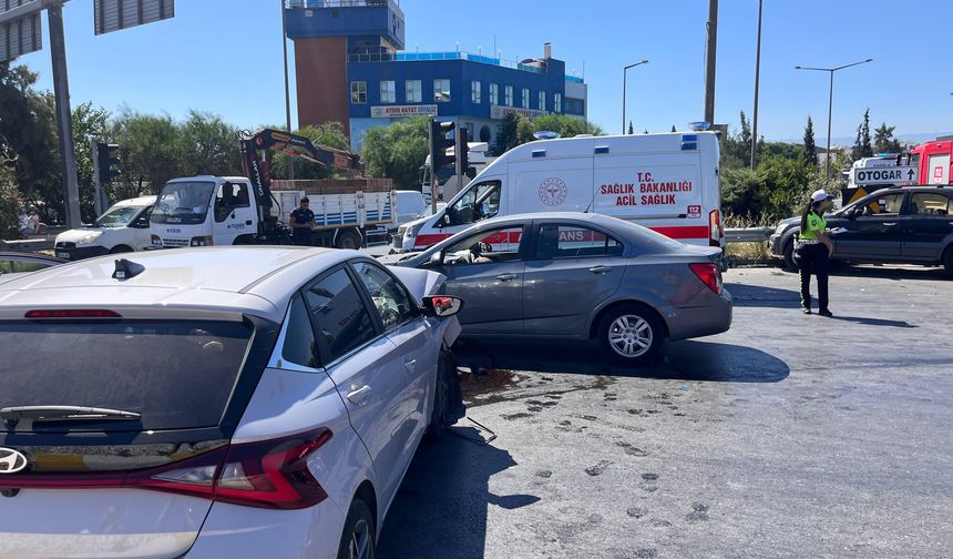 Kırmızı ışık ihlali zincirleme kazaya neden oldu: 3 yaralı