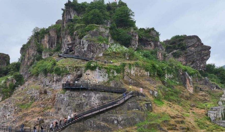 Turizmin yeni gözdesi Ünye Kalesi! Tarihi kale turist akınına uğradı
