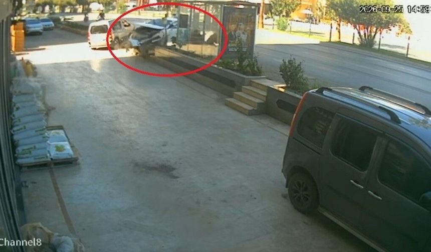 Önce yayaya çarptı sonra durağa dalıp 1'i ağır 3 kişiyi yaraladı! Antalya'daki feci kaza kamerada