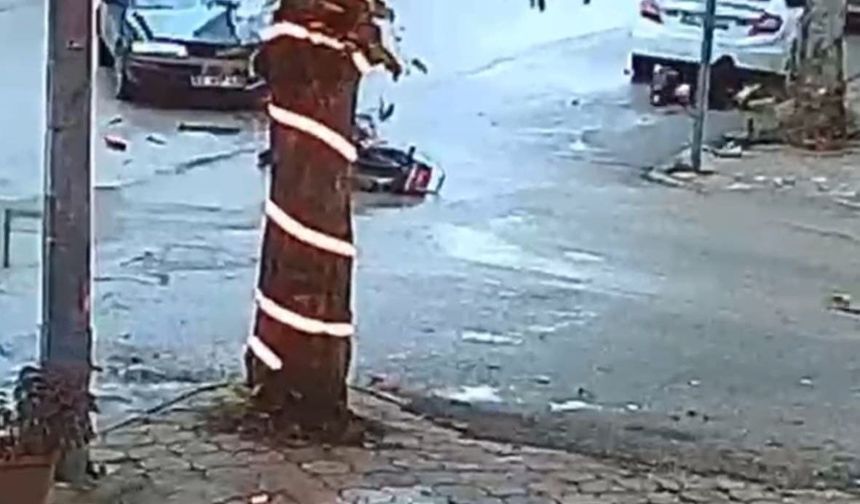 Adana'da feci kaza kamerada! Otomobil ile genç motosikletli çarpıştı