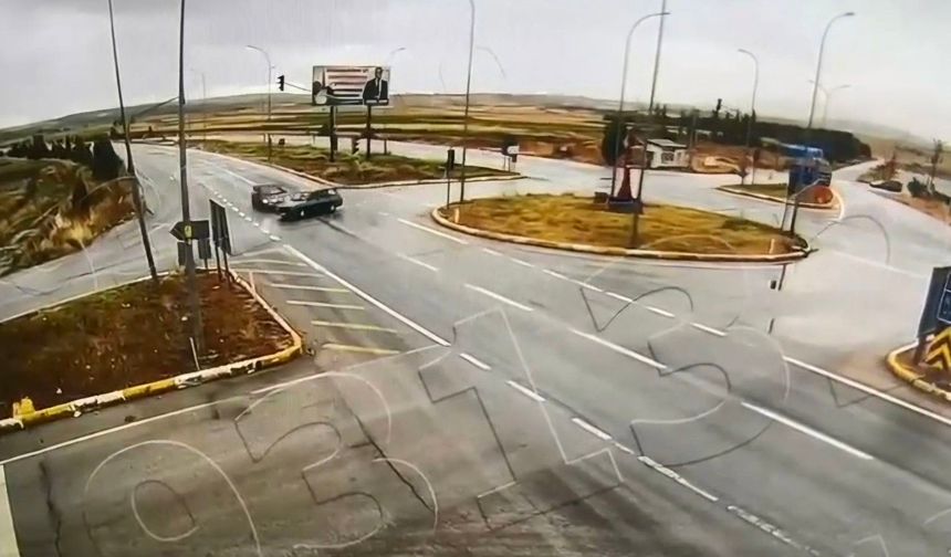 Kütahya'da 2 kişinin hayatını kaybettiği feci kaza kamerada! İki otomobil çarpıştı
