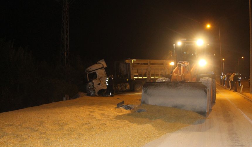 Amasya’da tır devrildi: 25 ton mısır yola savruldu