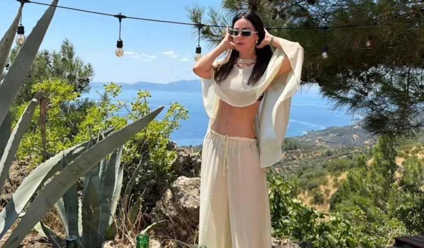 Defne Samyeli Bodrum’da bikinisiyle poz verdi! Takipçileri kayıtsız kalamadı