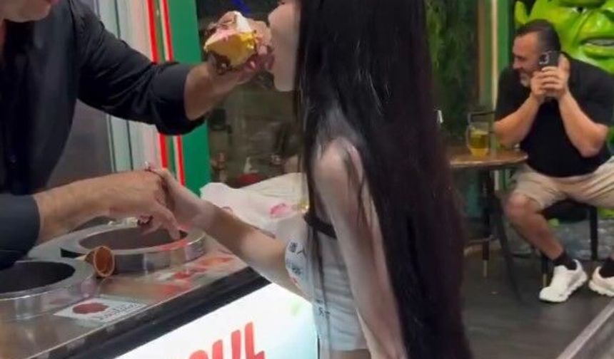 Dondurma almak isteyen turist neye uğradığını şaşırdı! Satıcının hareketleri karşısında geri çekildi