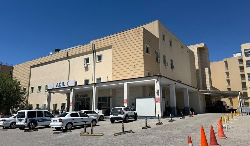 Siverek’te traktörün altında kalan çocuk ve amcası yaralandı
