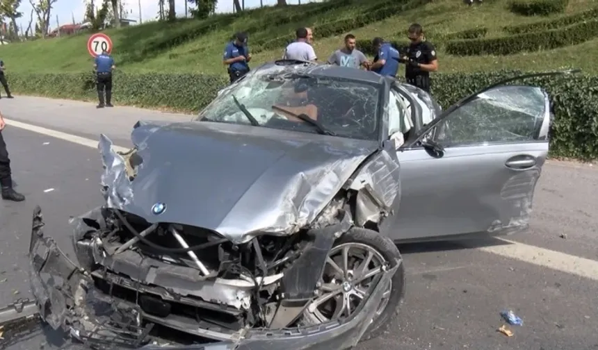 Sancaktepe’de otomobil bariyere çarpıp takla attı: Sürücü otomobilden yola savruldu