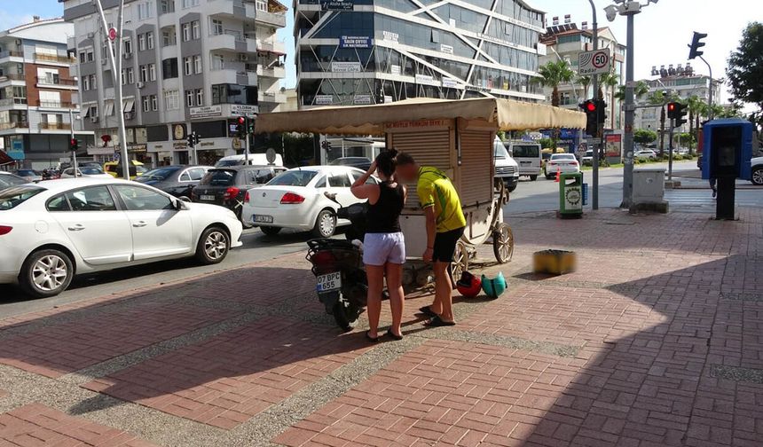 Motosiklet seyyar büfeye çarptı! Kadın turistin tepkisi kamerada