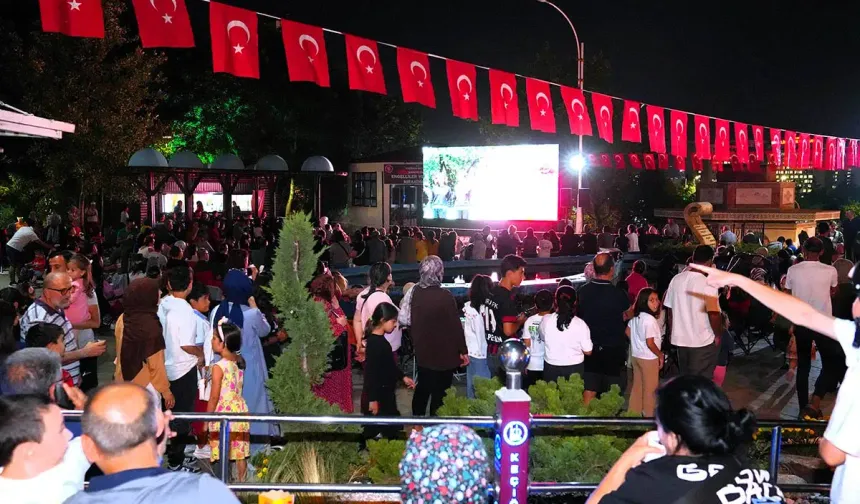 Keçiören’de nostalji dolu gece! Hababam Sınıfı açık havada izlendi