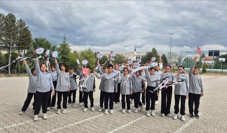 Kütahya'da Gazze için uçurtmalar gökyüzüne bırakıldı