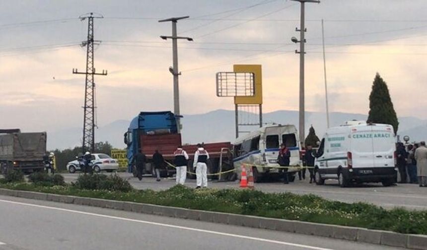 Tarım işçilerini taşıyan minibüs ağaca çarptı: 16 yaralı