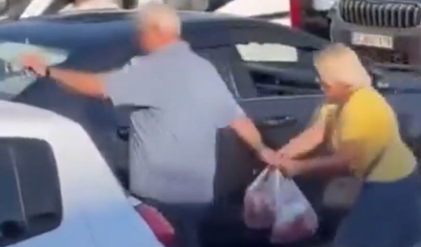 Aracını yolun ortasına bırakıp pazara gitti! Trafiği felç etti
