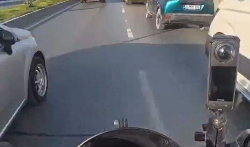 Motosiklet sürücüsü ile taksici arasında trafikte gerilim! Kaza sonrası tepki gösterdi