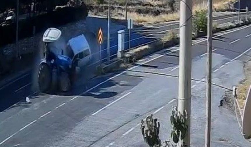 Otomobil ile traktör çarpıştı! Feci kaza kamerada