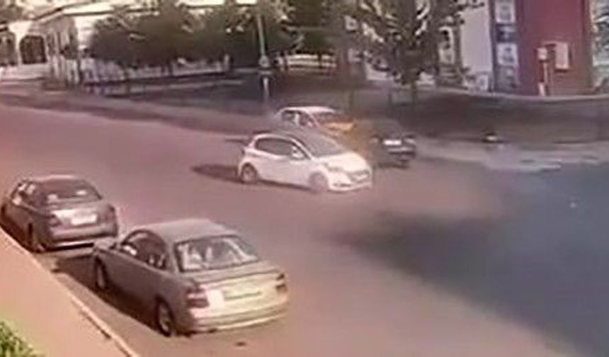 Otomobil park halindeki taksiye çarptı! Kaza anı kamerada