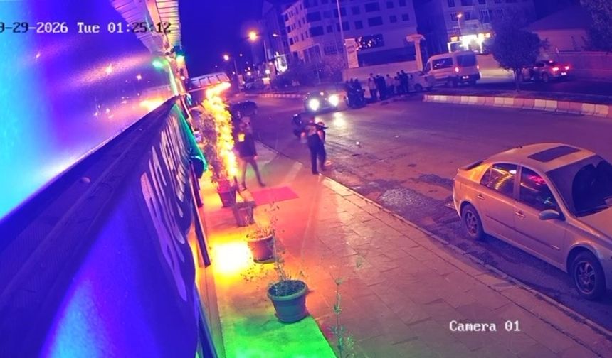 Otomobil ve 2 motosiklet çarpıştı: Kaza kamerada