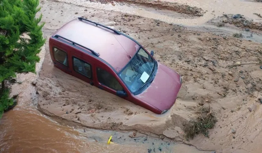 Rize’de sağanak hayatı felç etti: Sahil yolu göle döndü