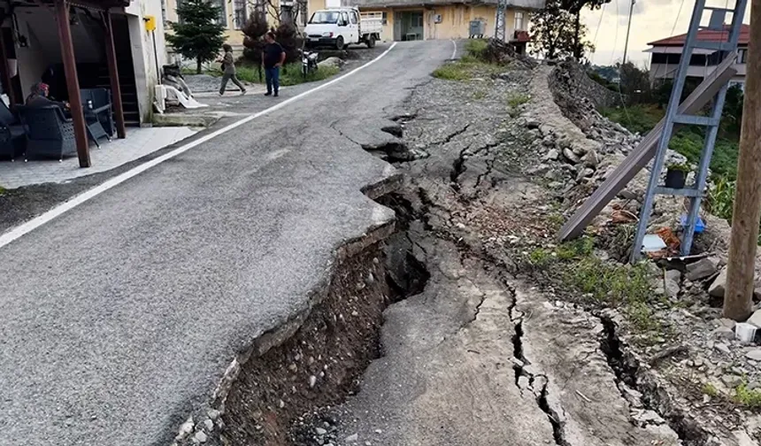 Rize’de sel yolu ikiye böldü! 60 santimetre çöktü