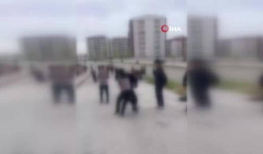 Ankara'da lise çıkışında öğrenciler tekme tokat birbirine girdi!