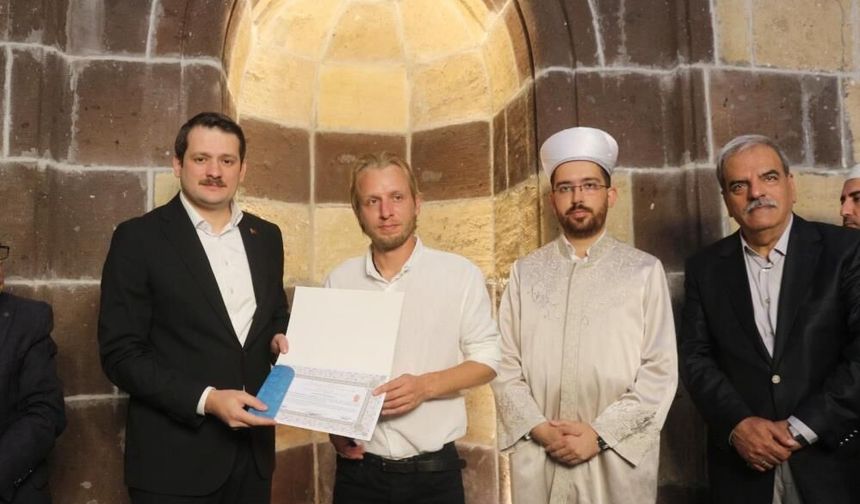 Letonyalı turist Gevaş’ta Müslüman oldu