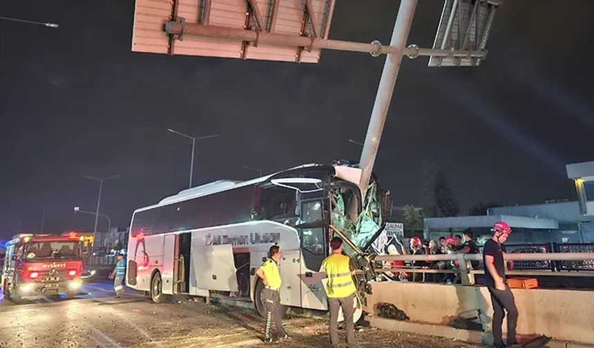 Yolcu otobüsü alt geçide çarptı 11 yaralı var