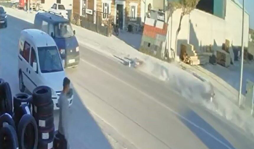 15 yaşındaki motosikletlinin ağır yaralandığı feci kaza kamerada