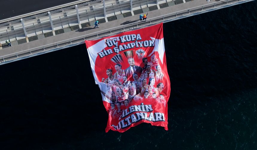 3 kupa 1 şampiyon! Filenin Sultanları İstanbul Boğazı'nda