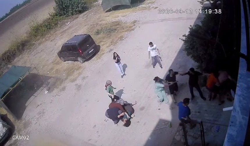 Adana'da çocuk gürültüsü kavgası kanlı bitti: Keserli, bıçaklı, sopalı saldırı kamerada