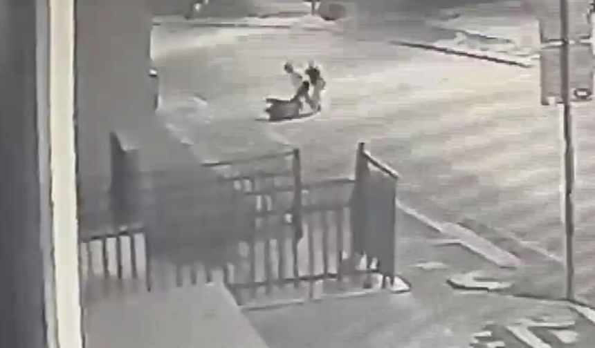 Aksaray'da bir kadın 2 kadın tarafından yol ortasında yere yatırıp böyle darbedildi