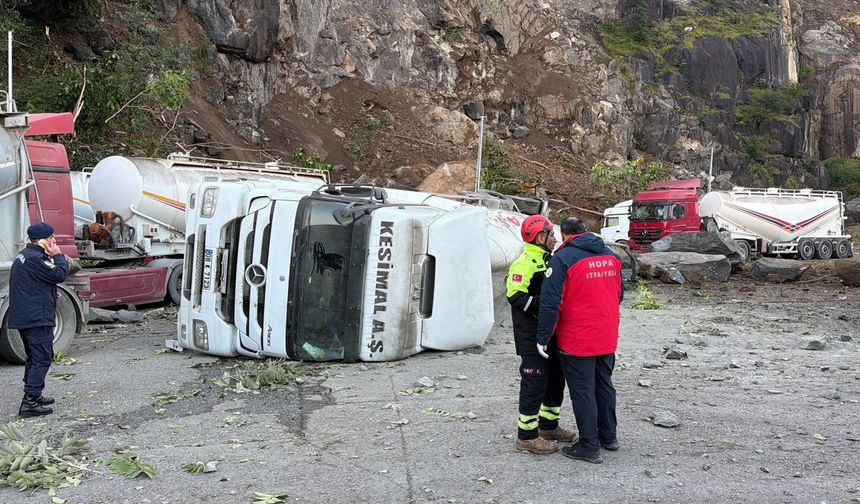 Artvin Hopa’da dev kaya parçaları tır parkına düştü: 1 ölü