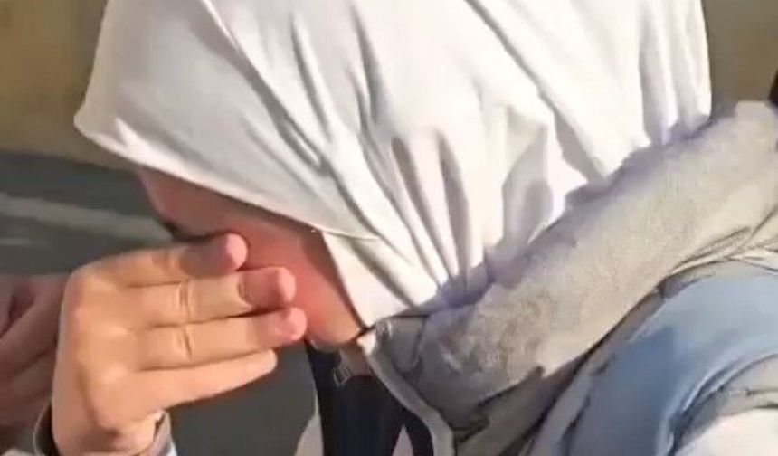 Başörtüsüyle okula alınmadı! Küçük kız gözyaşlarına boğuldu