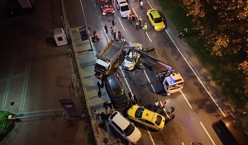 Beyoğlu’nda makas atan otomobil 5 araca çarptı: 3 yaralı