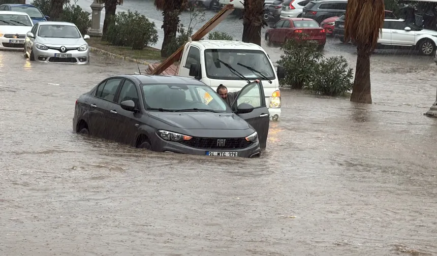 Bodrum’da sağanak alarmı! Cadde ve sokaklar göle döndü, araçlar mahsur kaldı