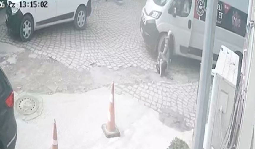 Çanakkale’de minibüs yayaya çarptı: Ayağı tekerleğin altında kaldı!