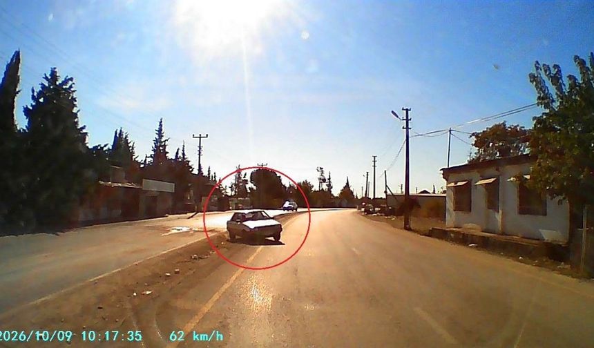 Çukurdan kaçarken karşı şeride geçti: 3 araç birbirine girdi, 2 yaralı