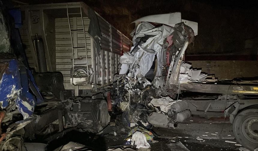 Elazığ'daki feci kazada 3 tır birbirine girdi!