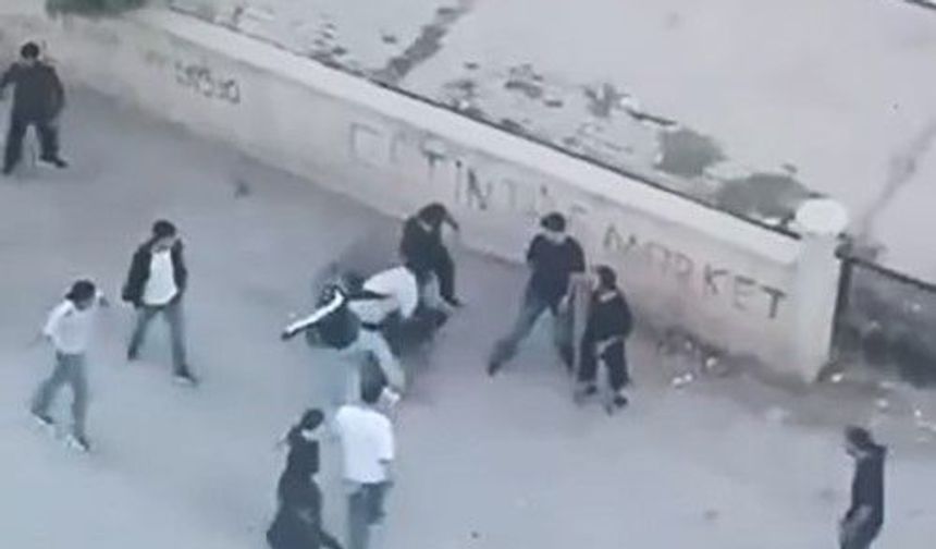 Elazığ'da sokak ortasında darp: Bir grup genç, araya aldığı şahsı öldüresiye darp ettiler