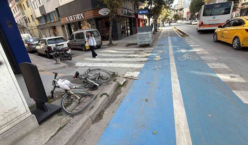 Eskişehir’de otomobil bisikletliye çarptı! Kaza anı kamerada