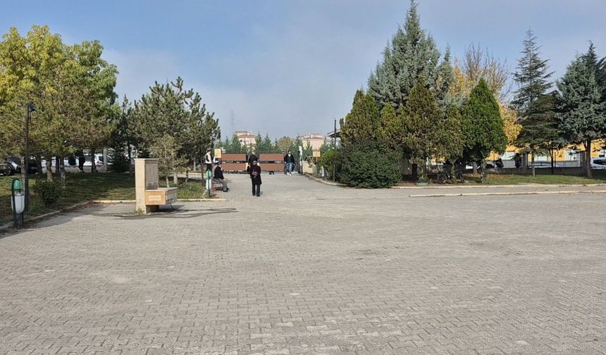 Eskişehir’de sınava geç kaldı, gazeteciye saldırdı! Hastaneye götürülürken güldü