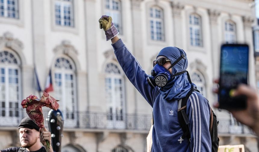 Fransa’da liseliler sokağa indi: 413 okulda protesto