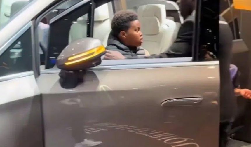 Fuarda akılalmaz kaza! Küçük çocuk, lüks Mercedes’i duvara çarptı: Marka inceleme başlattı